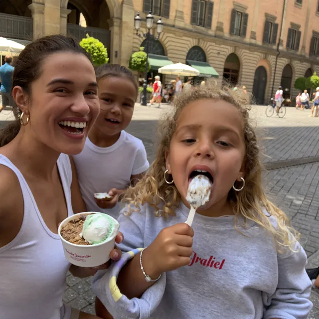 Mãe e duas crianças brasileiras tomando gelato numa piazza italiana
